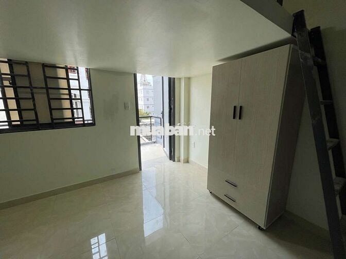 Phòng trọ ban công siêu to gần ngã 4 hàng xanh