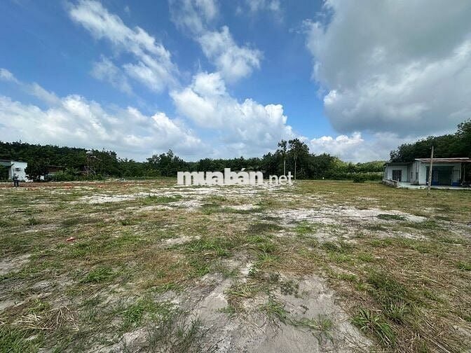 Đất sào hơn 2000m2 có sẵn nhà cấp 4 và view suối phía sau
