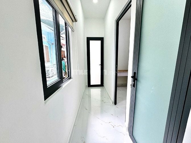 Bán nhà 3 mặt tiền, nhà mới ở ngay