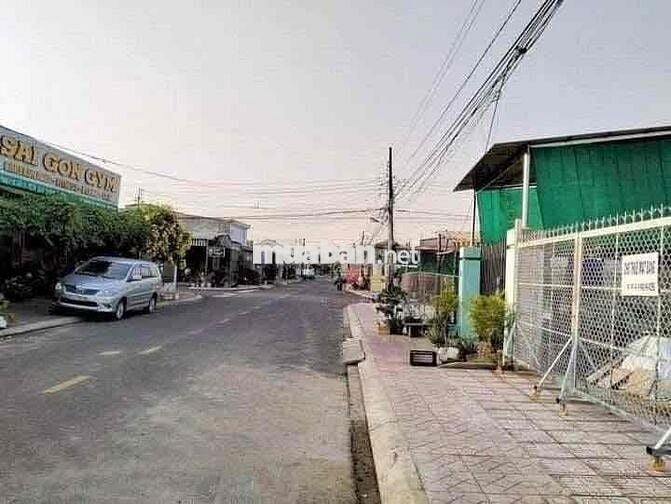 Giờ cần tiền gấp nên bán luôn miếng đất xây hàng rào