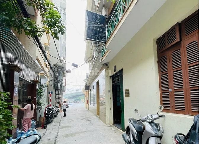 Bán gấp nhà Cầu Giấy để mua biệt thự, DT 50m2, 6 tầng, giá chỉ 15.8 ty