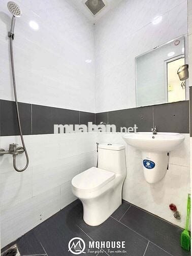 PHÒNG QUẬN 10_NGAY VẠN HẠNH MALL_HUFLIT_UEH_CỬA SỔ KÍNH FULL NT