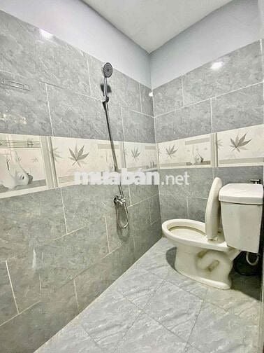 Phòng gác đẹp có cửa sổ, máy lạnh, sạch sẽ_Đối diện lotter mart Nguyễn