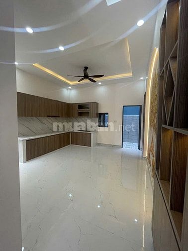 Chính chủ bán nhà phố 1 triệt 1 lầu, tại Cần Đước, Long An