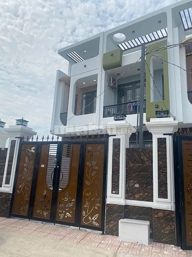 Chính chủ bán nhà phố 1 triệt 1 lầu, tại Cần Đước, Long An