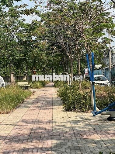 Nhà Sạch Sẻ DT 250m2 1Trệt 1Lửng 3Lầu 4pn 4Wc Ngay Cầu Ngã Tư Ga