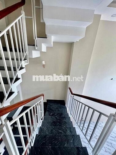 Nhà Sạch Sẻ DT 250m2 1Trệt 1Lửng 3Lầu 4pn 4Wc Ngay Cầu Ngã Tư Ga