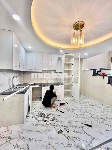 Nhà Sạch Sẻ DT 250m2 1Trệt 1Lửng 3Lầu 4pn 4Wc Ngay Cầu Ngã Tư Ga