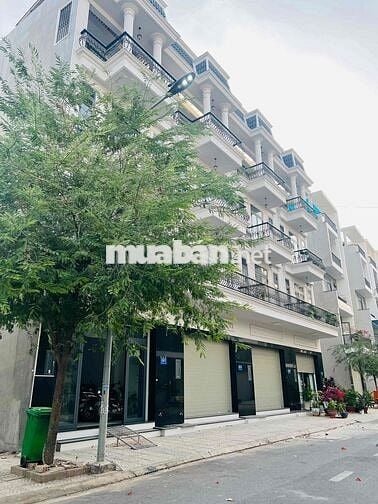 Nhà Sạch Sẻ DT 250m2 1Trệt 1Lửng 3Lầu 4pn 4Wc Ngay Cầu Ngã Tư Ga