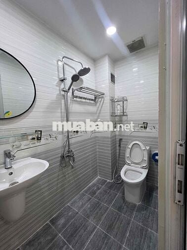 Nhà Sạch Sẻ DT 250m2 1Trệt 1Lửng 3Lầu 4pn 4Wc Ngay Cầu Ngã Tư Ga