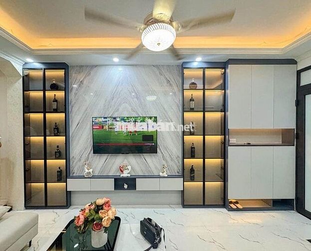 Nhà ô tô đỗ cổng 40m2 , 4 ngủ , đường Lạc Long Quân