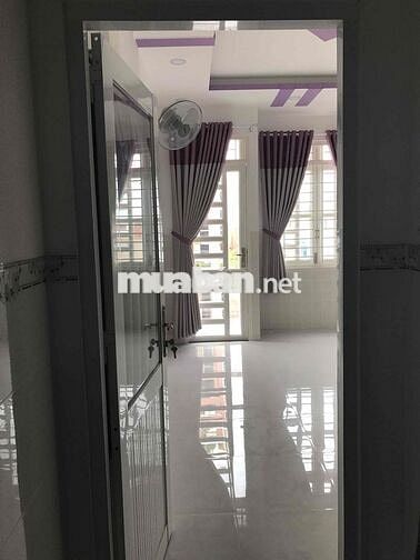 cho thuê phòng trong nhà nguyên căn ở lầu 1 , có ban công