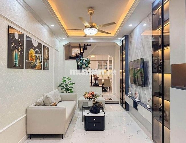 Nhà ô tô đỗ cổng 40m2 , 4 ngủ , đường Lạc Long Quân