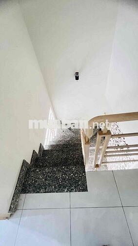 Nhà Sạch Sẻ DT 100m2 1Trệt 1Lầu 3Pn 3Wc Sân Xe Máy Gần Chợ Đường