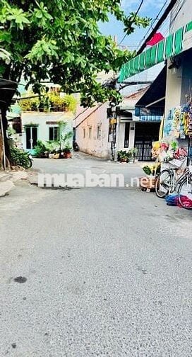 Một căn *** có sổ hồng riêng.cho thuê 4tr/tháng.Hẻm xe tải thông