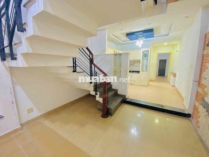 NHÀ CHO THUÊ 4x20M MẶT TIỀN NGAY NGÃ 4 P.TÂN QUY Q7