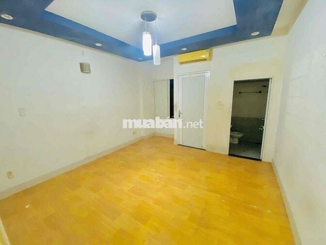 NHÀ CHO THUÊ 4x20M MẶT TIỀN NGAY NGÃ 4 P.TÂN QUY Q7