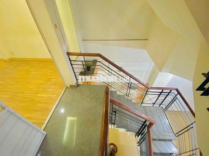 NHÀ CHO THUÊ 4x20M MẶT TIỀN NGAY NGÃ 4 P.TÂN QUY Q7