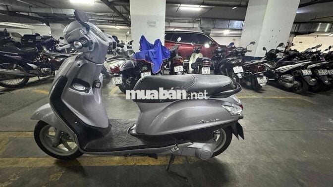 Yamaha Grande màu bạc, tay ga