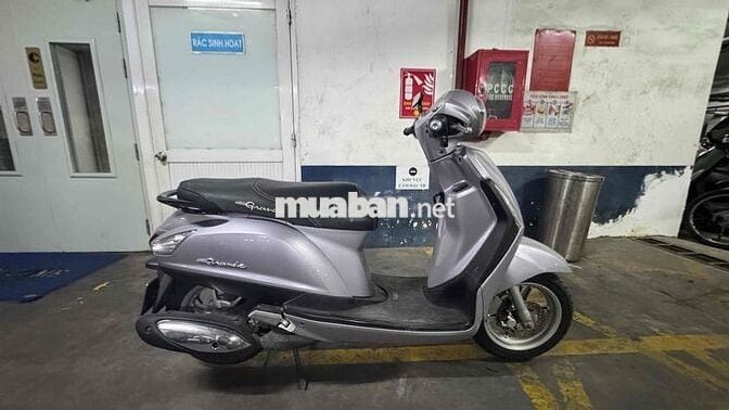 Yamaha Grande màu bạc, tay ga