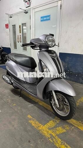 Yamaha Grande màu bạc, tay ga