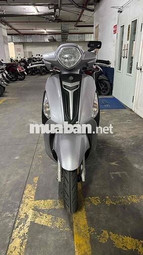 Yamaha Grande màu bạc, tay ga