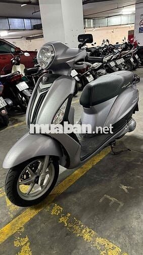 Yamaha Grande màu bạc, tay ga