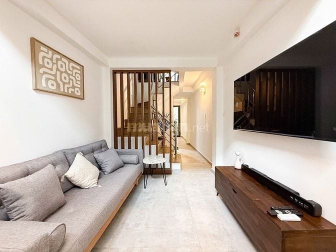 NHỈNH 5 TỶ, TẶNG FULL NỘI THẤT QUẬN 10 KẾ ĐH KINH TẾ - 32M2 4 TẦNG 4PN