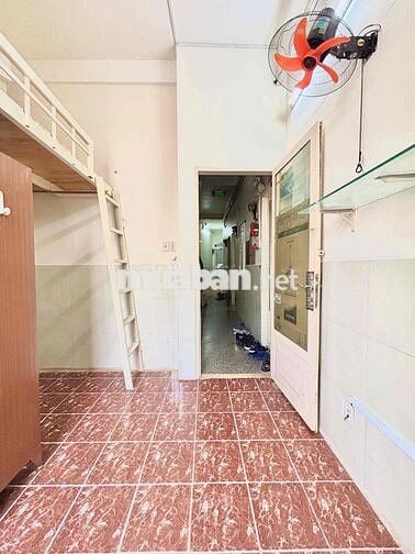 PHÒNG TRỌ CỬA SỔ TRỜI - CÓ MÁY LẠNH GIÁ RẺ NGAY CÁCH MẠNG THÁNG 8