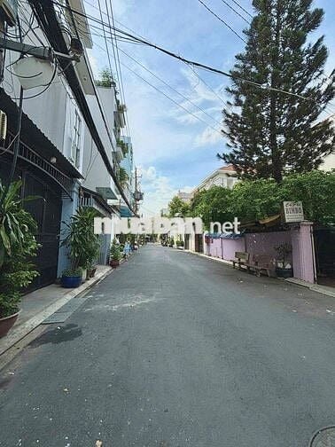 PHÒNG TRỌ CỬA SỔ TRỜI - CÓ MÁY LẠNH GIÁ RẺ NGAY CÁCH MẠNG THÁNG 8