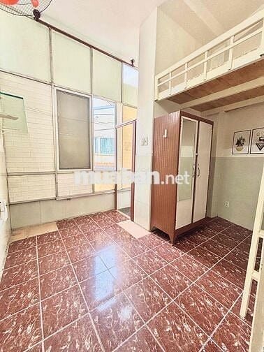 PHÒNG TRỌ CỬA SỔ TRỜI - CÓ MÁY LẠNH GIÁ RẺ NGAY CÁCH MẠNG THÁNG 8