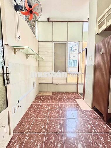 PHÒNG TRỌ CỬA SỔ TRỜI - CÓ MÁY LẠNH GIÁ RẺ NGAY CÁCH MẠNG THÁNG 8
