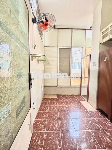 PHÒNG TRỌ CỬA SỔ TRỜI - CÓ MÁY LẠNH GIÁ RẺ NGAY CÁCH MẠNG THÁNG 8