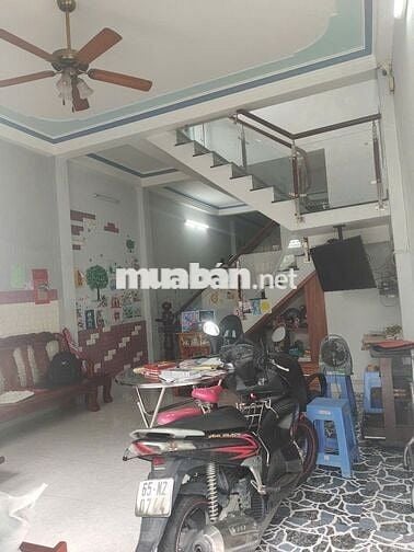 150m2, tầng1": 1pkhách1păn+bếp+tolet,lầu bankong P.khách 2.P.ngủ,tolet