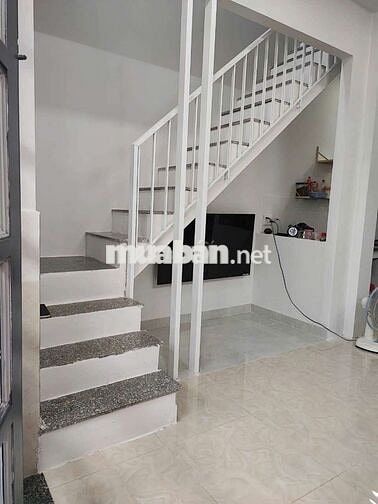 Nhà 2 tầng sạch đẹp ở ngay,khu Cát Tường Phú Nguyên đường ĐT.824