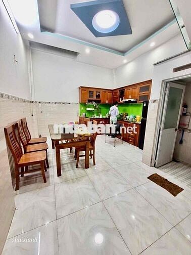 nhà full Nội Thất, trệt 2 lầu có 4 phòng ngủ 3wc, hẻm xe tải
