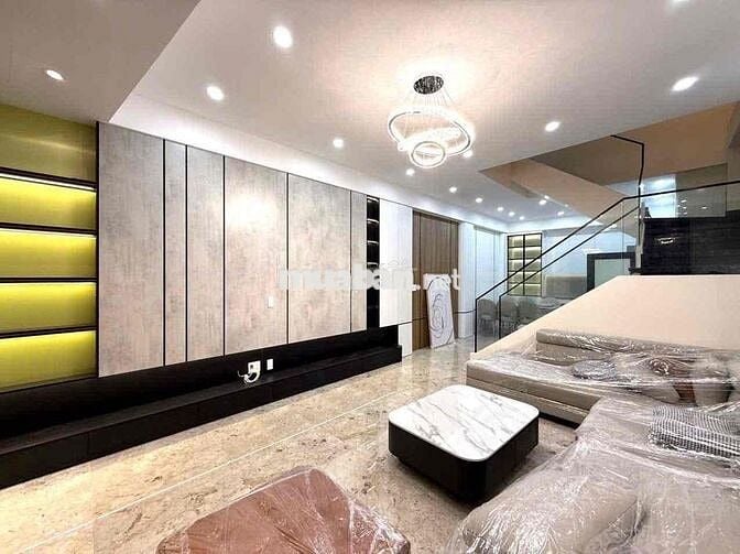 Bán căn nhà 4 tầng cực đẹp sân cổng ngay mặt đường Hùng Vương cầu quay