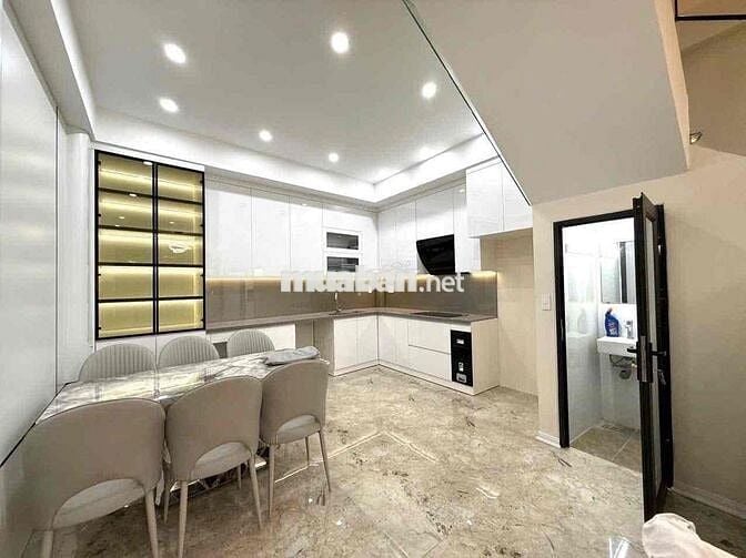 Bán căn nhà 4 tầng cực đẹp sân cổng ngay mặt đường Hùng Vương cầu quay
