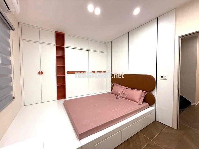 Bán căn nhà 4 tầng cực đẹp sân cổng ngay mặt đường Hùng Vương cầu quay