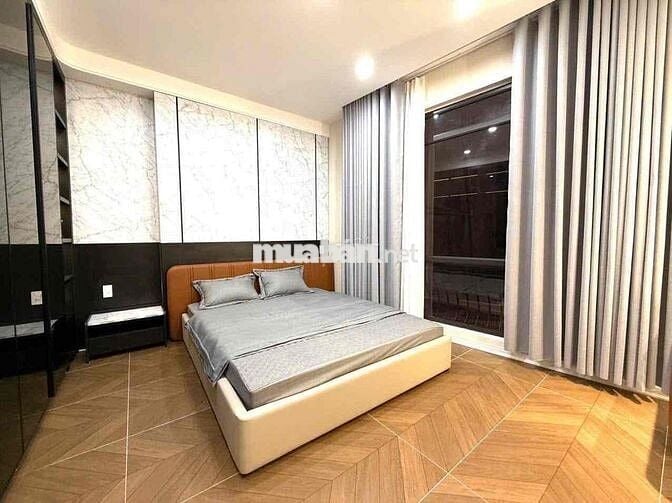 Bán căn nhà 4 tầng cực đẹp sân cổng ngay mặt đường Hùng Vương cầu quay