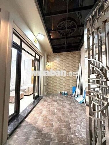 Bán căn nhà 4 tầng cực đẹp sân cổng ngay mặt đường Hùng Vương cầu quay