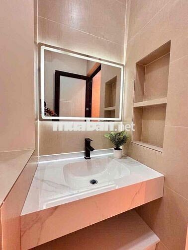 Bán căn nhà 4 tầng cực đẹp sân cổng ngay mặt đường Hùng Vương cầu quay
