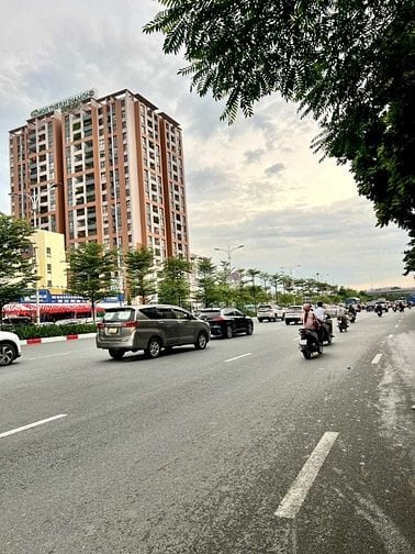 NHÀ ĐẸP LUNG LINH - DÂN XÂY - Ô TÔ ĐỖ CỬA - THANG MÁY - 8 TỶ CHÚT