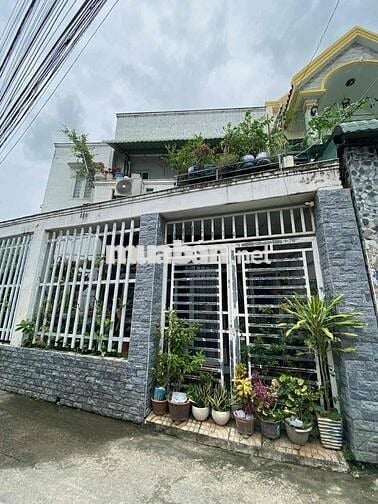 Bán Nhà có chỗ đậu xe ô tô + sân vườn