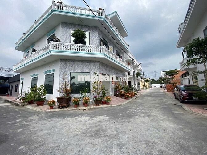 Bán nhà 1 trệt 1 lầu 100m tại Trung tâm thị trấn Tân Hiệp, Quốc lộ 1A.