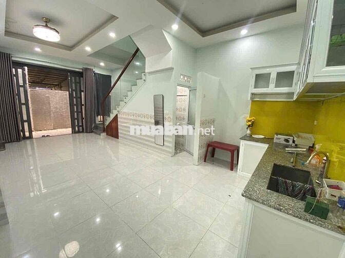 NHÀ SẠCH ĐẸP 2PN, 2 TOLET, ĐẬU OTO TRƯỚC NHÀ. VÀO Ở NGAY