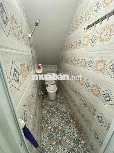 NHÀ SẠCH ĐẸP 2PN, 2 TOLET, ĐẬU OTO TRƯỚC NHÀ. VÀO Ở NGAY