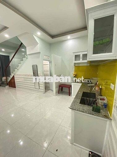 NHÀ SẠCH ĐẸP 2PN, 2 TOLET, ĐẬU OTO TRƯỚC NHÀ. VÀO Ở NGAY