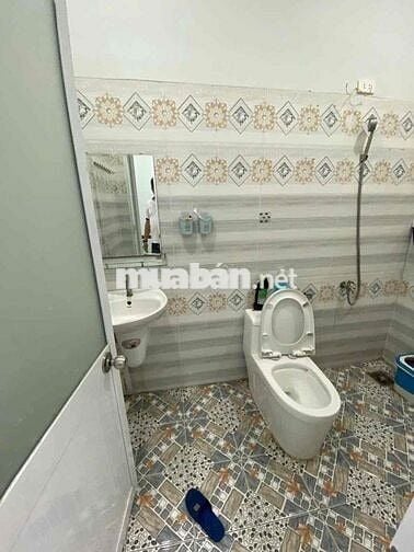 NHÀ SẠCH ĐẸP 2PN, 2 TOLET, ĐẬU OTO TRƯỚC NHÀ. VÀO Ở NGAY