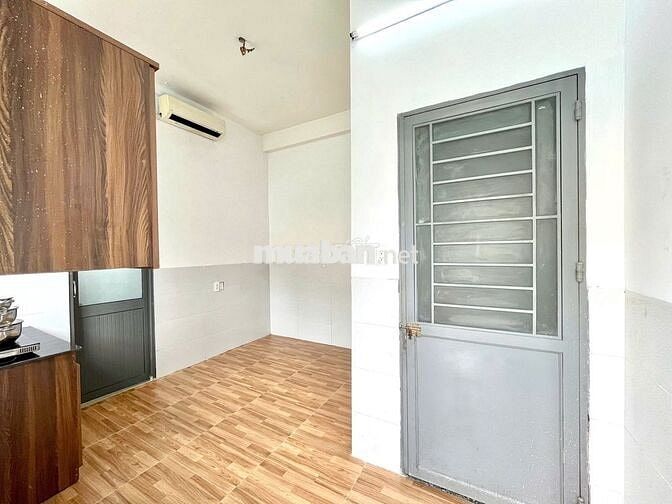 PHÒNG MỚI BANCON CỬA SỔ ĐÓN NẮNG NGAY ĐH VĂN LANG , ĐH IUH, AN NINH